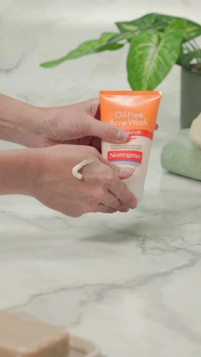 Neutrogena Oil-Free Acne Face Wash Review: Salicylic Scrub image 7
