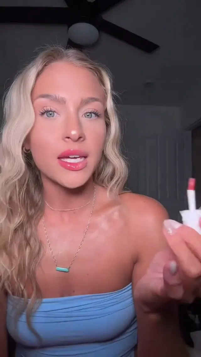 NOONI Appleberry Lip Oil Review: Glossy Lip Stain image 7